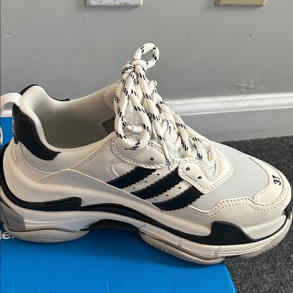 Balenciaga Cream and Black Athletic Shoes - Picture 8 of 8